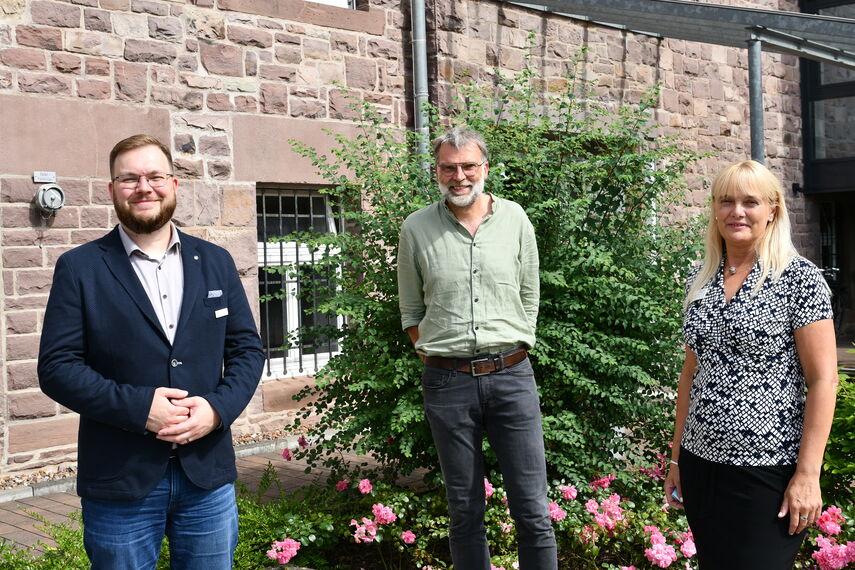 Der neuer Vorstand des Netzwerks Pflege stellt sich vor: Ulrike Roxlau, Andreas Fuhrmann und Benny Baron stehen vor dem Kreishaus in Höxter und schauen in die Kamera.