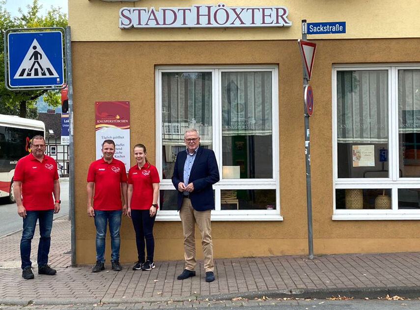 Klaus Schumacher steht mit 3 Organisatoren der Herzenstour von der Hotel Stadt Höxter.