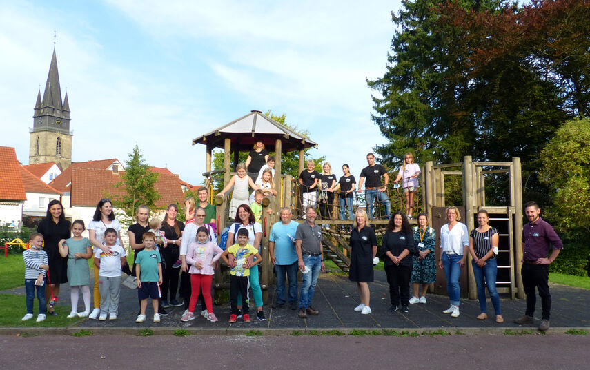 Eine große Gruppe von Kindern und Eltern auf einem Spielplatz in Bad Driburg.