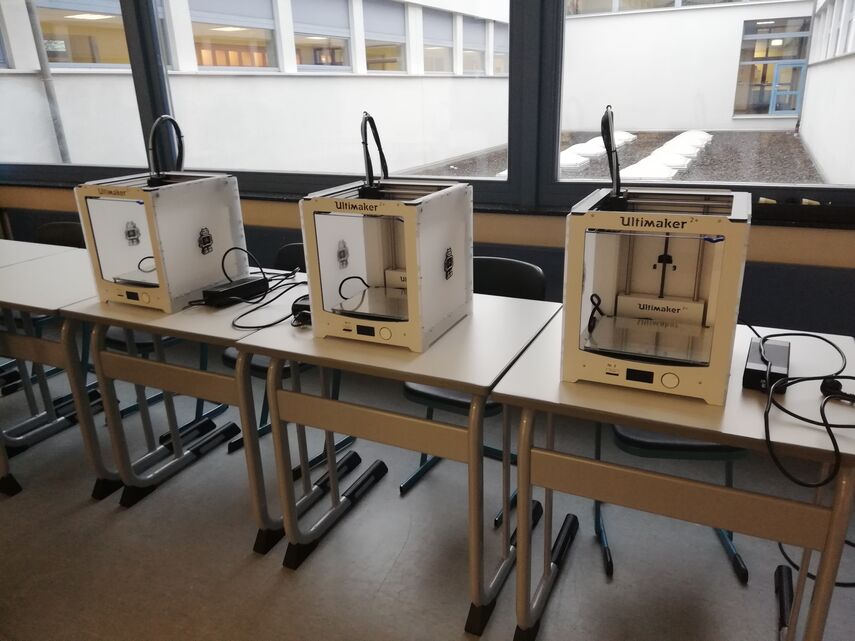 Drei 3D Drucker stehen in einem Schulungsraum