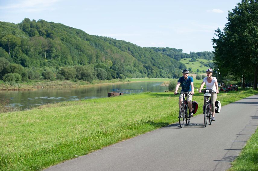 Der Weser-Radweg gehört zu den schönsten und beliebtesten Radwanderwegen Deutschlands. Foto: I. Jansen, Kulturland Kreis Höxter