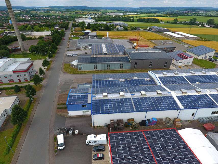 Das Luftbild aus dem Gewerbegebiet „Oberer Hilgenstock“ in Warburg zeigt die  bereits installierten Photovoltaikanlagen.